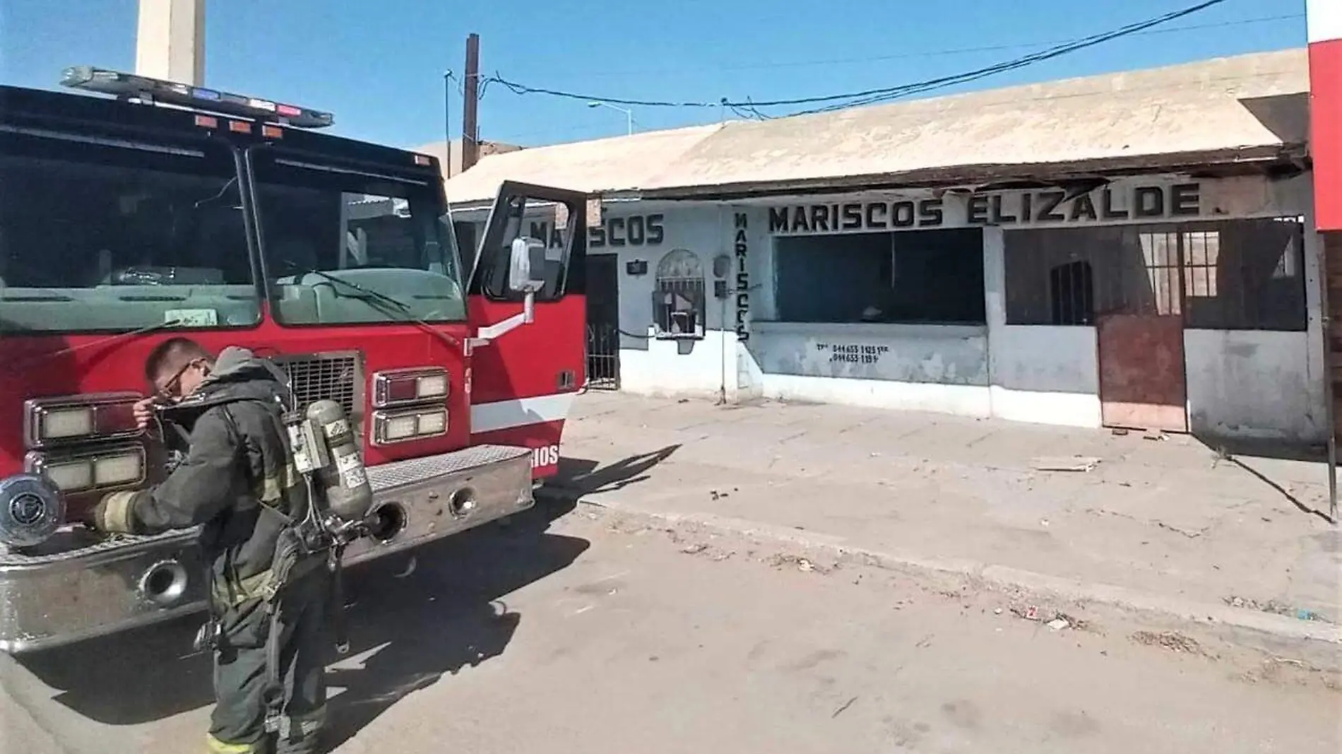 Controlan los bomberos quema de basura en céntrico local abandonado, donde están ubicados conocidos bares, uno de los cuales resultó levemente en el techo